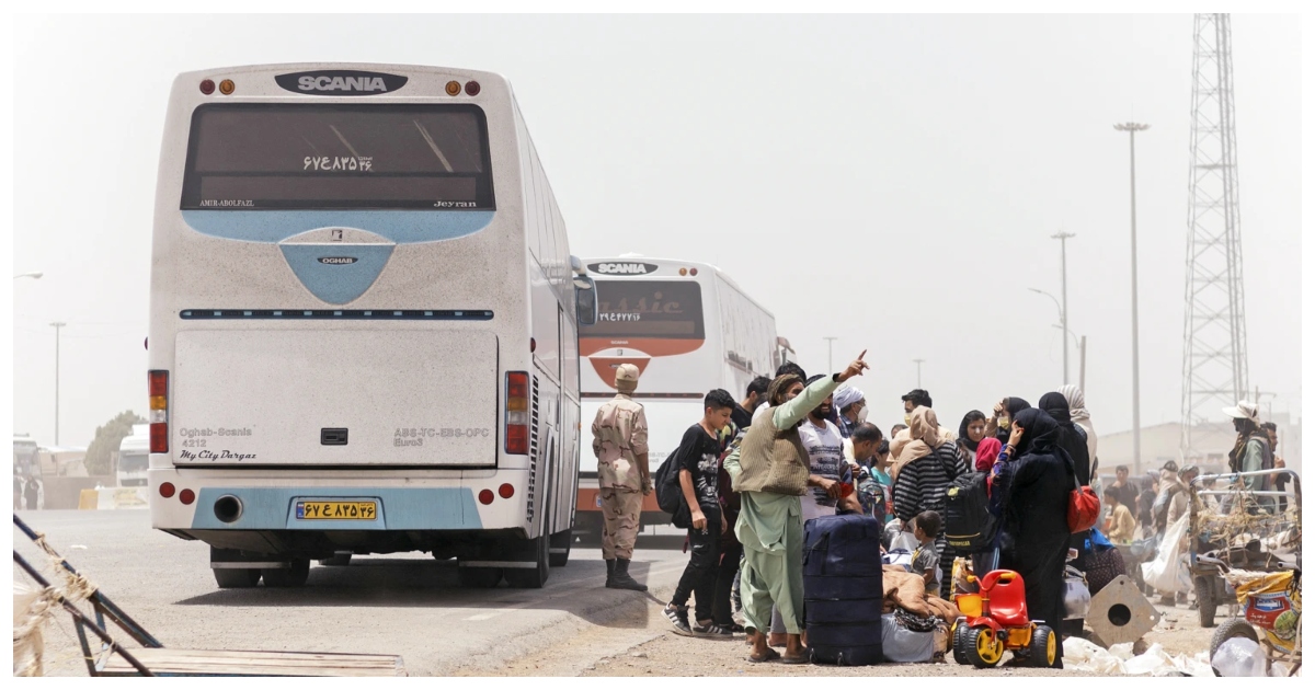 ফেরত পাঠানো অভিবাসীদের নিয়ে বাস দুর্ঘটনা। ছবি: এনবিসি নিউজ